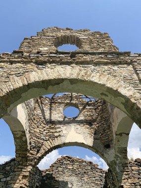 Yaz aylarında Mamison geçitli antik Lisri köyünde Varsayım eski kilisenin kalıntıları. Rusya, Kuzey Osetya - Alania