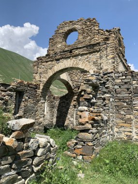 Yaz aylarında Mamison geçitli antik Lisri köyünde Varsayım eski kilisenin kalıntıları. Rusya, Kuzey Osetya - Alania