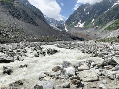 Rusya, Kuzey Osetya. Tseyskoe (Tsey) geçidi, yazın Tseydon Nehri 