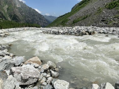 Rusya, Kuzey Osetya. Tseyskoe (Tsey) geçidi, yazın Tseydon Nehri 