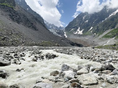 Rusya, Kuzey Osetya. Tseyskoe (Tsey) geçidi, yazın Tseydon Nehri 