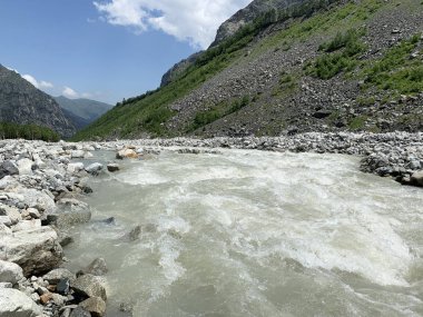 Rusya, Kuzey Osetya. Tseyskoe (Tsey) geçidi, yazın Tseydon Nehri 