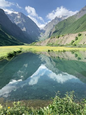 Rusya, Kuzey Osetya. Yaz sabahı dağlarda Midagrabin (Midagrabinskoe) gölü