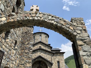Fiagdon, Rusya, Kuzey Osetya. Fiagdon manastırında Oset Hıristiyan ortodoks tapınağı, Tanrı'nın annesi İber Katedrali (Mozdok) simgesi
