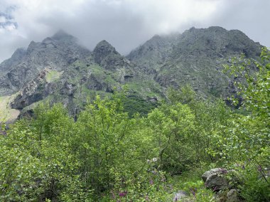 Rusya, Kuzey Osetya. Bulutlar yaz aylarında vadi Midagrabin üzerinde tezgah 