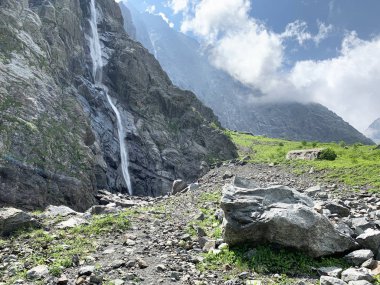 Rusya, Kuzey Osetya. Yaz aylarında Midagrabindon şelale
