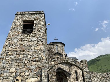Fiagdon, Rusya, Kuzey Osetya. Fiagdon Alan dormition manastırında Oset Hıristiyan ortodoks tapınağı, Tanrı'nın annesinin İber Katedrali (Mozdok) simgesi