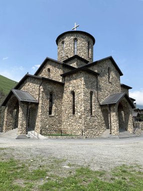 Fiagdon, Rusya, Kuzey Osetya. Fiagdon manastırında Oset Hıristiyan ortodoks tapınağı, Tanrı'nın annesi İber Katedrali (Mozdok) simgesi