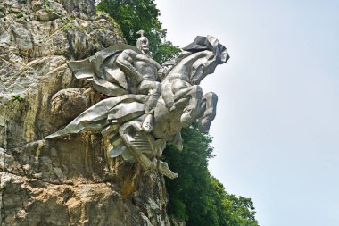 Tsey gorge, Rusya, Kuzey Osetya, Haziran, 28, 2019. Tsei geçidinin girişindeki Kaya'da St. George heykeli. Kuzey Osetya Cumhuriyeti - Alanya
