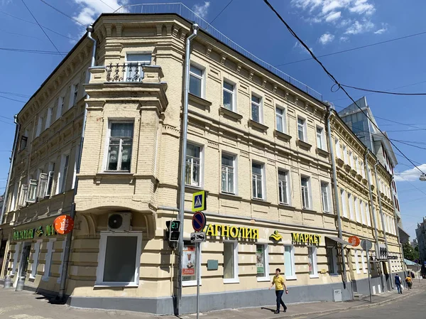 Moskva Ryssland Juni 2019 Människor Som Går Nära House Building — Stockfoto
