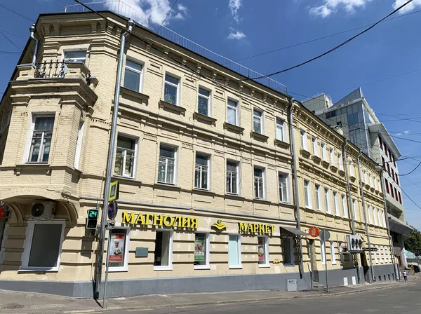 俄罗斯莫斯科 2019年6月20日 在Lyalin巷的5号楼附近行走的人 以前是盈利的房子 有商业房地 1895年建成 建筑师阿列克谢 什切格洛夫 — 图库照片