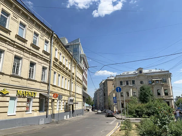 Moscou Rússia Junho 2019 Pessoas Andando Praça Lyalina Perto Casa Imagem De Stock