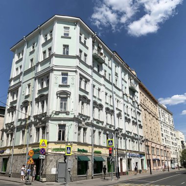 Moskova, Rusya, 20 Haziran 2019. Apartmanın yakınında yürüyen insanlar (1903 yılı inşa edilmiş, mimar Flegont Voskresensky). Moskova, Pokrovka sokak, 35/17