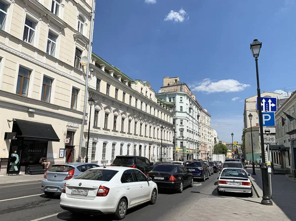 Moscú Rusia Junio 2019 Atasco Tráfico Coches Calle Pokrovka Verano —  Fotos de Stock