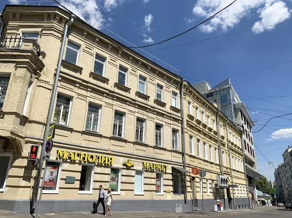 Moscou Rússia Junho 2019 Pessoas Caminhando Perto Casa Edifício Pista — Fotografia de Stock