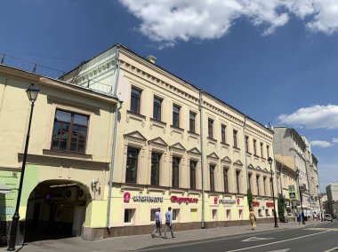 Moskova, Rusya, 20 Haziran 2019. Pokrovka sokakta Botkin şehir emlak, Moskova'da yaz aylarında 27 evler. Ana ev