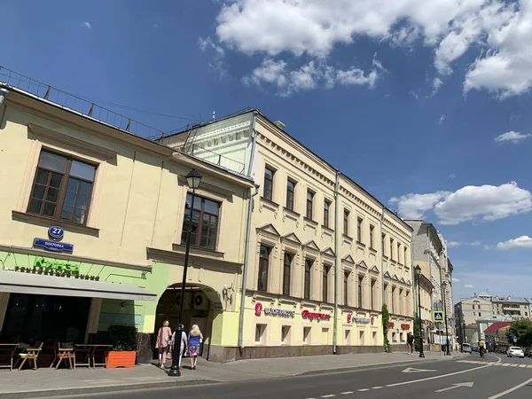 Moskova, Rusya, 20 Haziran 2019. Pokrovka sokakta Botkin şehir emlak, Moskova'da yaz aylarında 27 evler. Ana ev