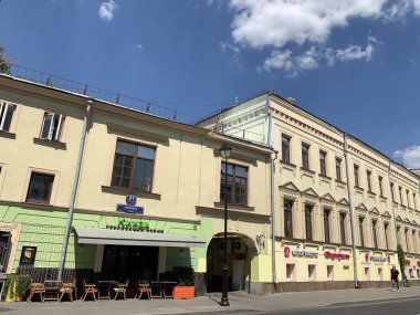 Moskova, Rusya, 20 Haziran 2019. Pokrovka sokakta Botkin şehir emlak, Moskova'da yaz aylarında 27 evler. Ana ev