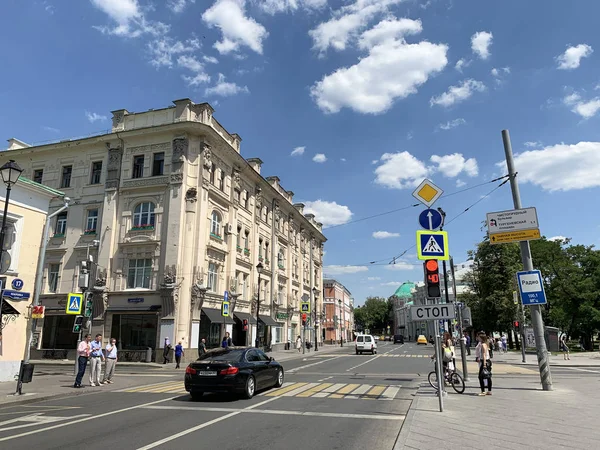 Moskva Rusko Červen 2019 Vůz Zastavil Pěší Červeném Světle Ulici — Stock fotografie