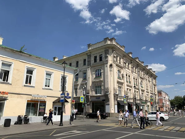 Moscú Rusia Junio 2019 Personas Atravesando Cruce Peatonal Plaza Pokrovskie —  Fotos de Stock