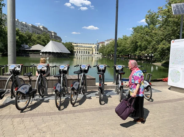 Moscú Rusia Junio 2019 Mujer Mayor Chaqueta Colorida Bufanda Con —  Fotos de Stock