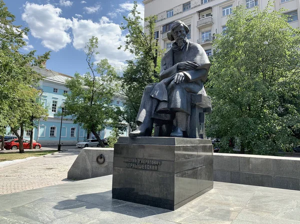 俄罗斯莫斯科 2019年6月20日 尼古拉 加夫里洛维奇 切尔尼舍夫斯基纪念碑在莫斯科波克罗夫卡大街上 — 图库照片