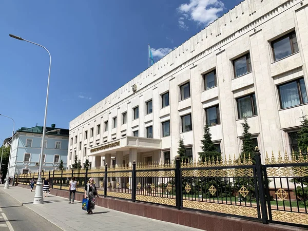 Moskva Ryssland Juni 2019 Människor Som Går Nära Byggandet Republiken — Stockfoto