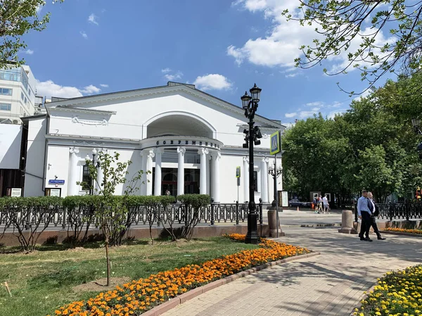 Moscú Rusia Junio 2019 Gente Caminando Cerca Del Teatro Sovremennik —  Fotos de Stock