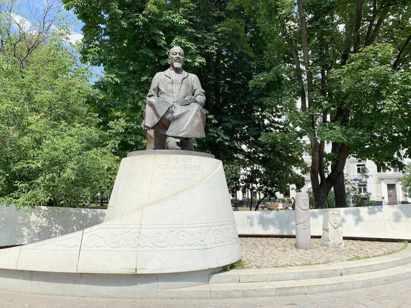 Moskova, Rusya, 20 Haziran 2019. Chistoprudny Bulvarı han Moskova'da yaz aylarında Kazak şair ve düşünür Abai Kunanbayev Anıtı