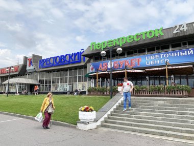 Moskova, Rusya, 16 Temmuz 2019. Moskova'da metro istasyonu Rizhskaya yakınlarındaki alışveriş merkezi 