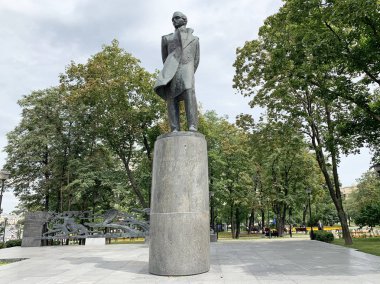 Moskova, Rusya, 16 Temmuz 2019. Moskova'da bulutlu bir günde M. Y. Lermontov Anıtı