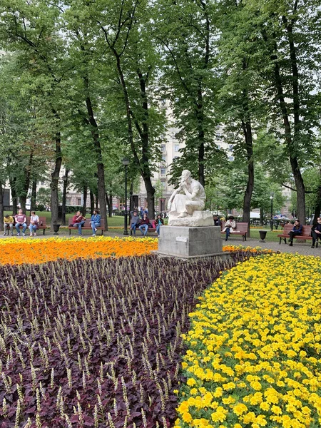 Moscow Russia July 2019 People Walking Picker Sculpture Work Shadr — Stock Photo, Image