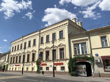 Moskova, Rusya, 20 Haziran 2019. Pokrovka sokakta Botkin şehir emlak, Moskova'da yaz aylarında 27 evler. Ana ev