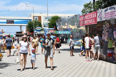 Anapa, Rusya, 18 Temmuz 2018. Şehir plajının girişinde yürüyen insanlar