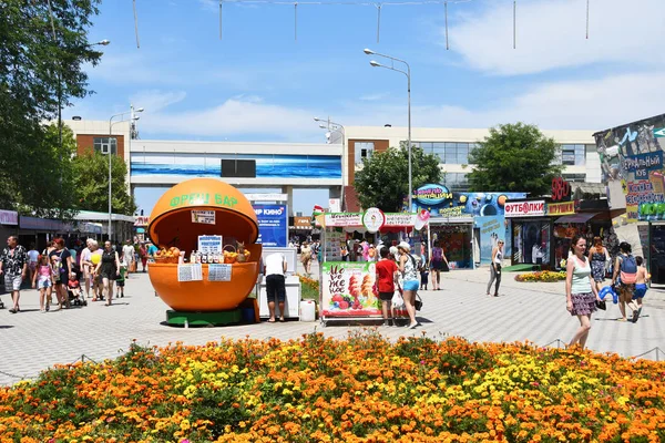 阿纳帕 俄罗斯 2018年7月18日 在阿纳帕炎热的天气里 人们在小购物亭边吃果汁和冰淇淋 在市政海滩入口前散步 — 图库照片