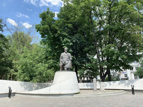 俄罗斯莫斯科 2019年6月20日 哈萨克斯坦诗人和思想家阿拜 库南巴耶夫在莫斯科奇斯托普鲁尼大道上的夏季纪念碑 — 图库照片