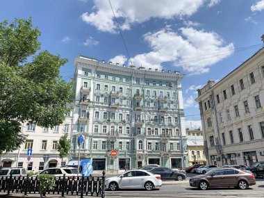 Moskova, Rusya, 20 Haziran 2019. Chistoprudny Bulvarı'nda 23 numaralı evin yakınında park etmiş arabalar. N. D. Teleshov'un apartman ı (1900, mimar S. V. Barkov)
