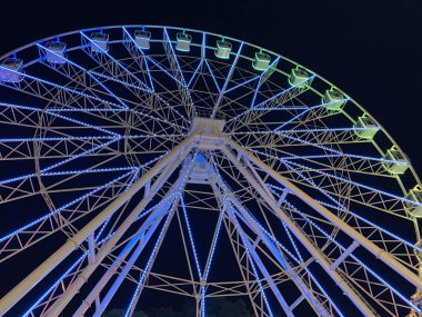 Anapa, Rusya, Temmuz. 22, 2019. Anapa gece aydınlatması ile dönme dolabı