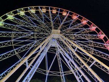 Anapa, Rusya, Temmuz. 22, 2019. Anapa gece aydınlatması ile dönme dolabı