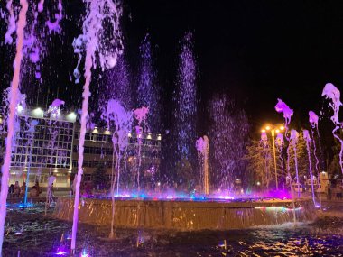 Anapa, Rusya, Temmuz. 22, 2019. Anapa beldesi ve gece aydınlatma ile müzik Çeşmesi şehir yönetimi manzaralı gece manzara