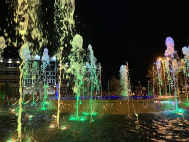 Anapa, Rusya, Temmuz. 22, 2019. Anapa beldesi ve gece aydınlatma ile müzik Çeşmesi şehir yönetimi manzaralı gece manzara
