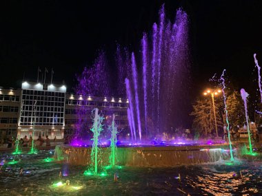 Anapa, Rusya, Temmuz. 22, 2019. Anapa beldesi ve gece aydınlatma ile müzik Çeşmesi şehir yönetimi manzaralı gece manzara