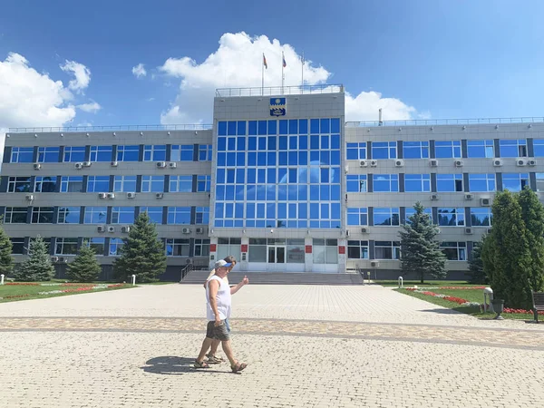 アナパ ロシア 2019 晴れた夏の日に 男性はリゾートタウンのアナパの管理棟を通り過ぎる ストリートクリミア クリムスカヤ ハウス99 — ストック写真