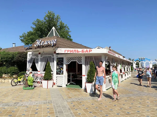 Anapa Rusko Červenec 2019 Lidé Chodící Poblíž Kavárny Pearl Nábřeží — Stock fotografie