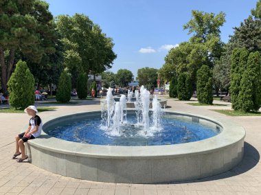 Anapa, Rusya, Temmuz. 23, 2019. Anapa Park merkezi sokakta Çeşme yakın oturan oy