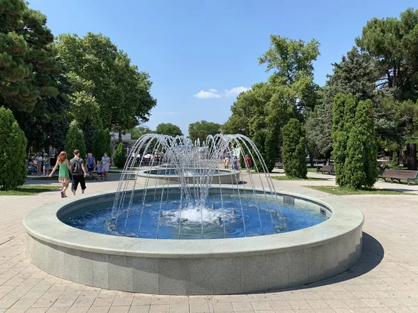 Anapa Rusko Červenec 2019 Lidé Chodící Podél Centrální Uličky Parku — Stock fotografie