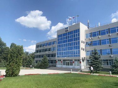 Anapa, Rusya, Temmuz. 23, 2019. Güneşli yaz gününde Anapa tatil beldesi Yönetim Binası. Street Crimean (Krymskaya), ev 99