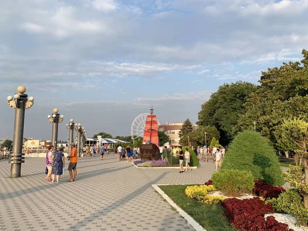 Anapa Russland July 2019 Spaziergänger Auf Der Promenade Neben Dem — Stockfoto