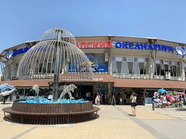 Anapa Rusland Juli 2019 Mensen Lopen Buurt Van Dolphinarium Pioneer — Stockfoto