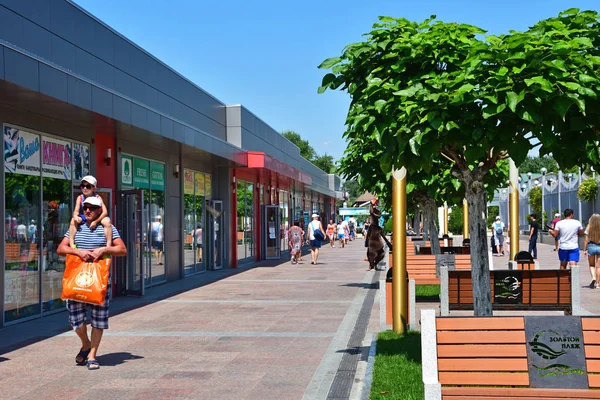 Anapa Rusia Julio 2019 Gente Caminando Por Galería Comercial Largo — Foto de Stock